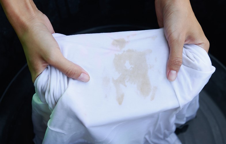 How to Remove Stains From White Clothes